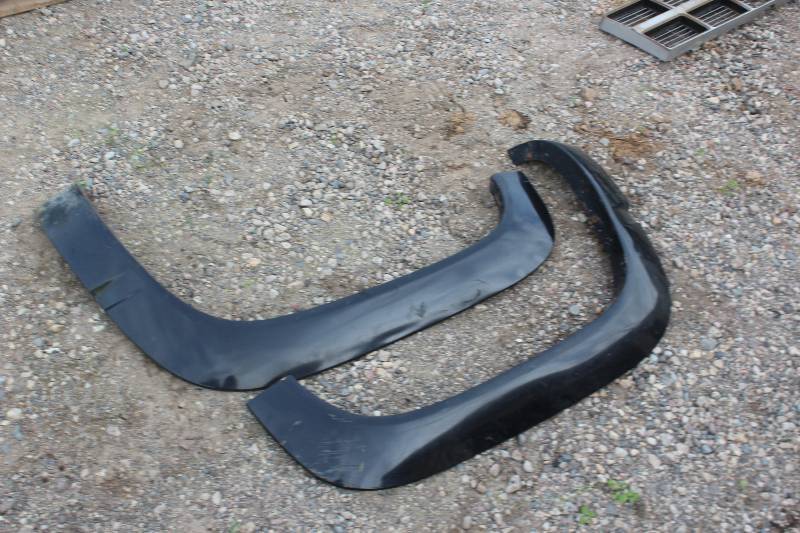 lot 301 image: 1993 Chevrolet Fender Flares