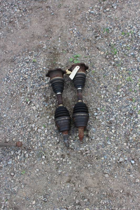 lot 302 image: 2004 Duramax Front Axle Assemblies