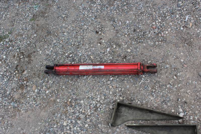 lot 303 image: Lion 2500 30in. Stroke Hydraulic Cylinder