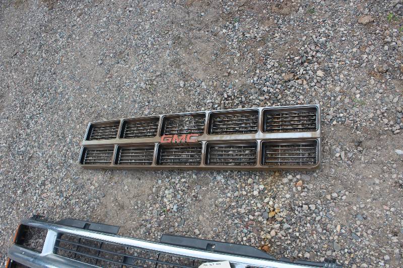 lot 305 image: GMC Grill