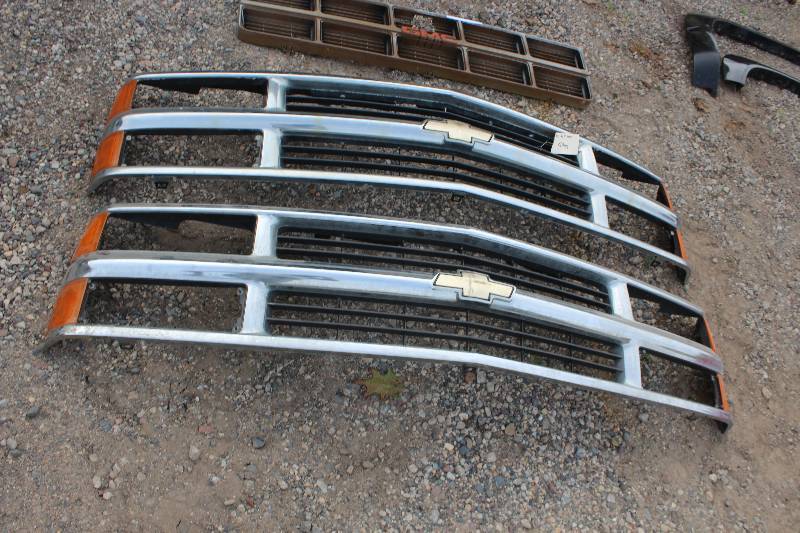 lot 306 image: 1994 Chevrolet 12-ton 4x4 Pickup Grills