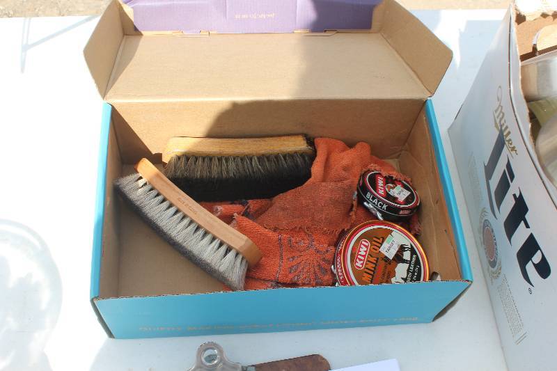 lot 253 image: Shoe Shine Kit