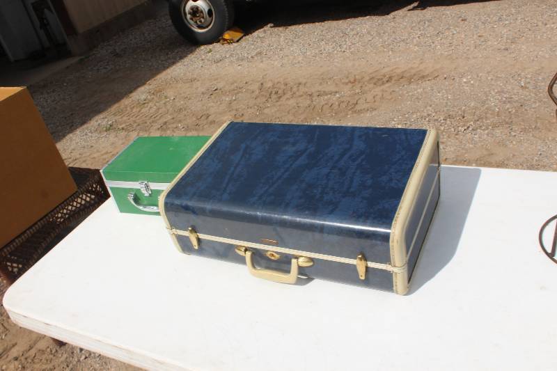 lot 255 image: Lot of (2) Suit Cases