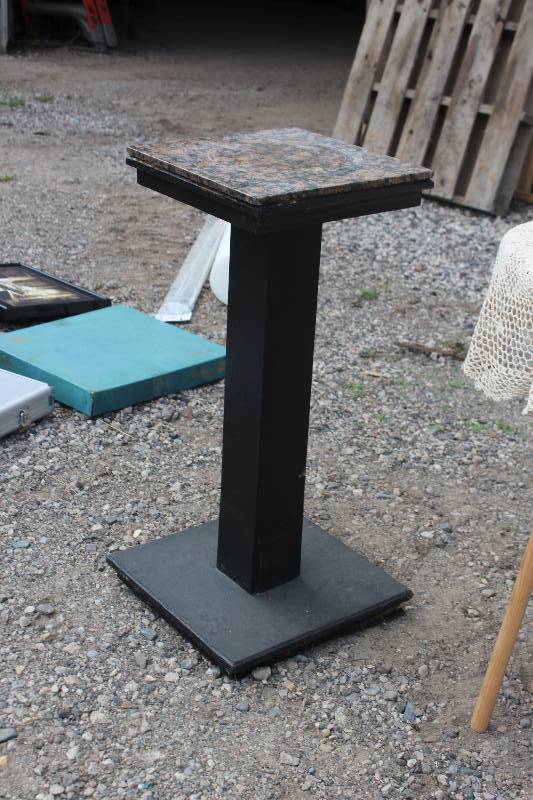 lot 259 image: Display Pedestal