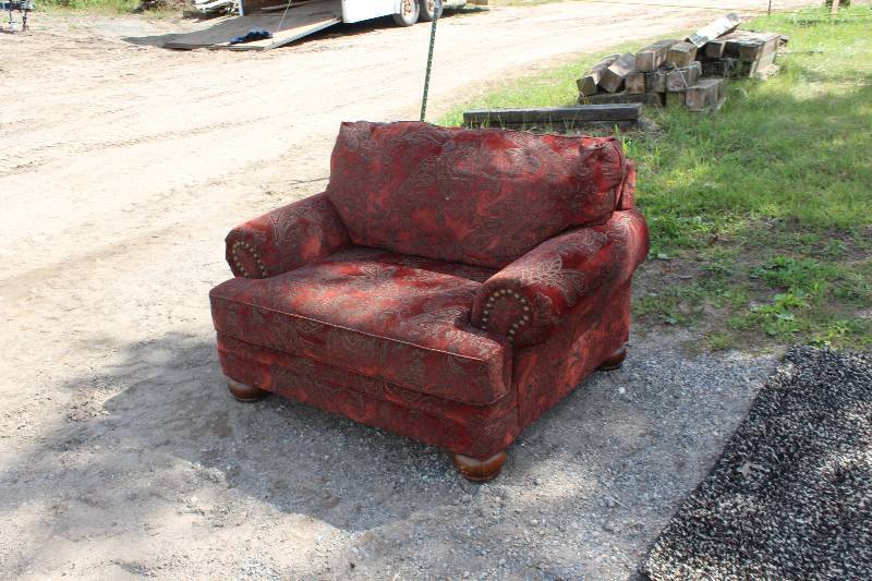 lot 226 image: Living Room Chair