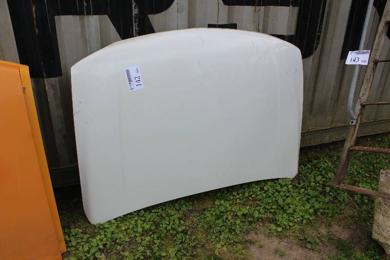 lot 142 image: 2004 GMC Hood