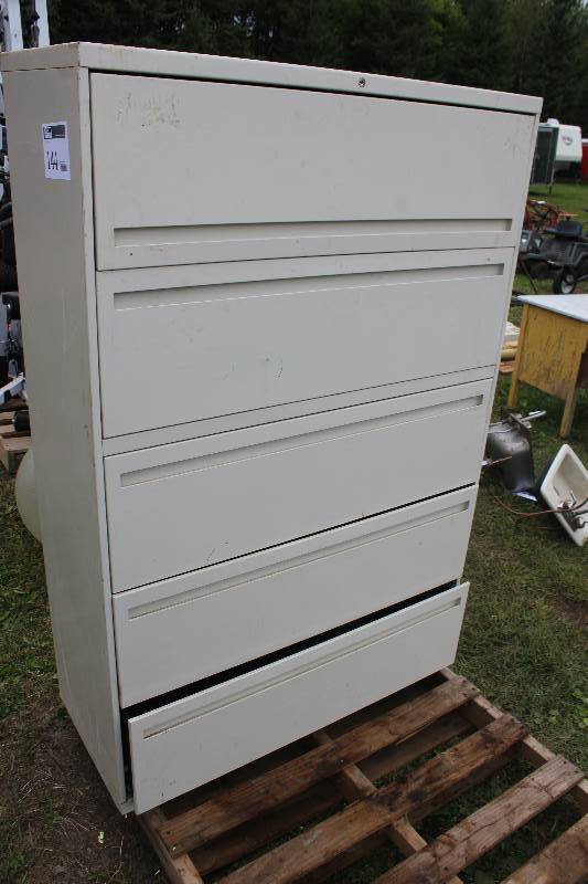 lot 144 image: 5-Drawer Locking Metal Lateral File Cabinet
