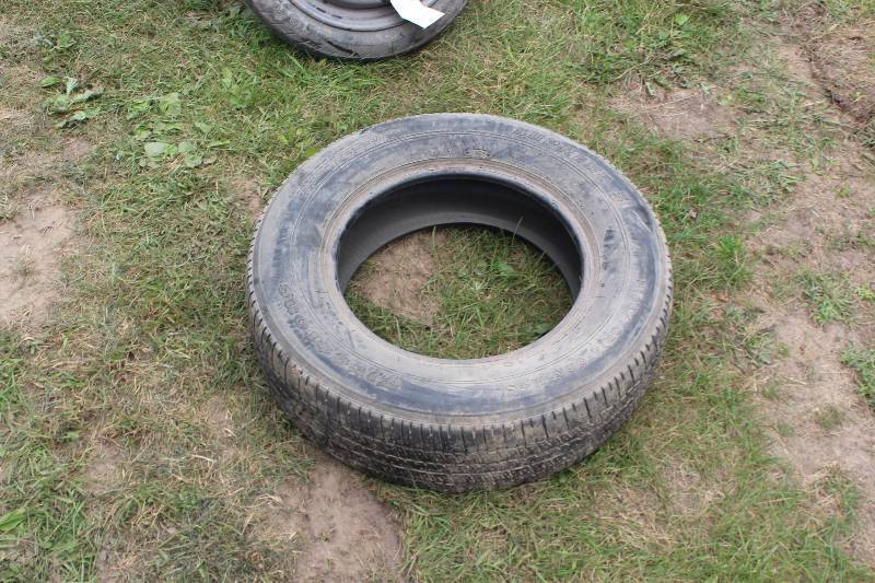 lot 127 image: P19570R14 Tire