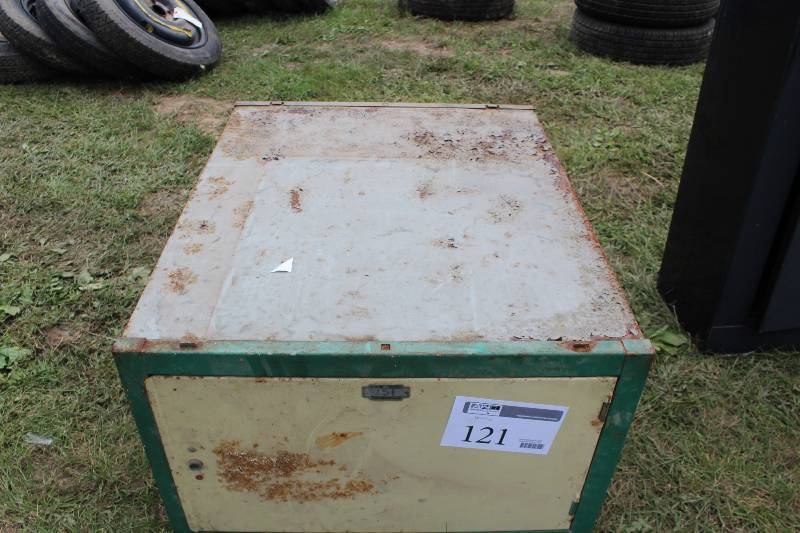 lot 121 image: Cabinet