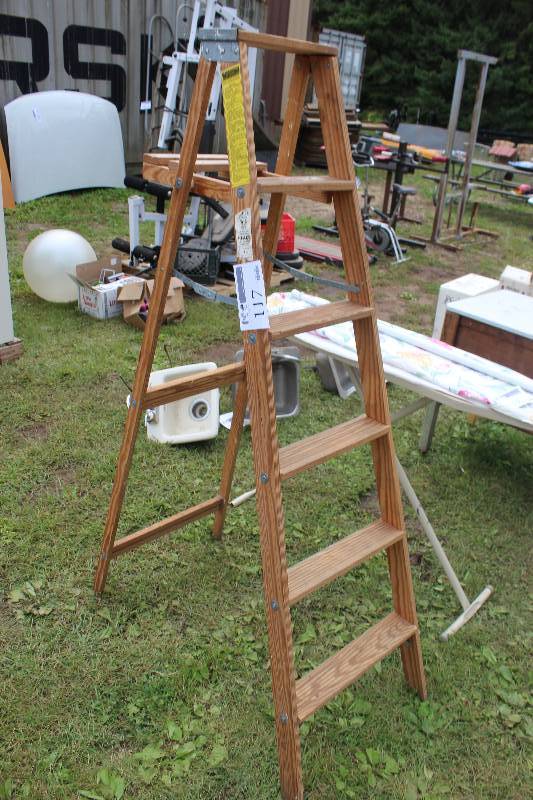 lot 117 image: 6ft. Wood Ladder
