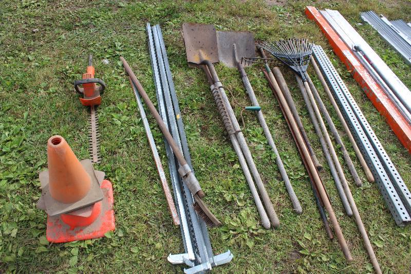 lot 105 image: Hand Tools, Shelf Braces. Hedger