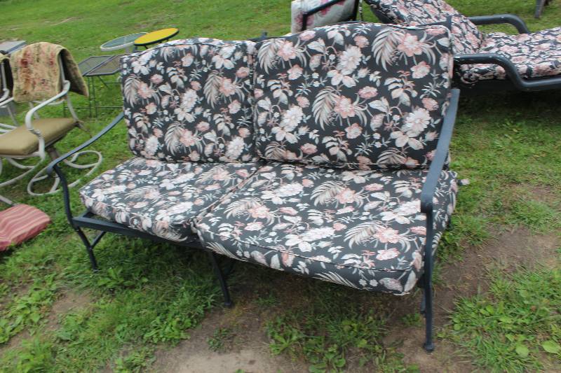 lot 80 image: Outdoor Bench w Cushions