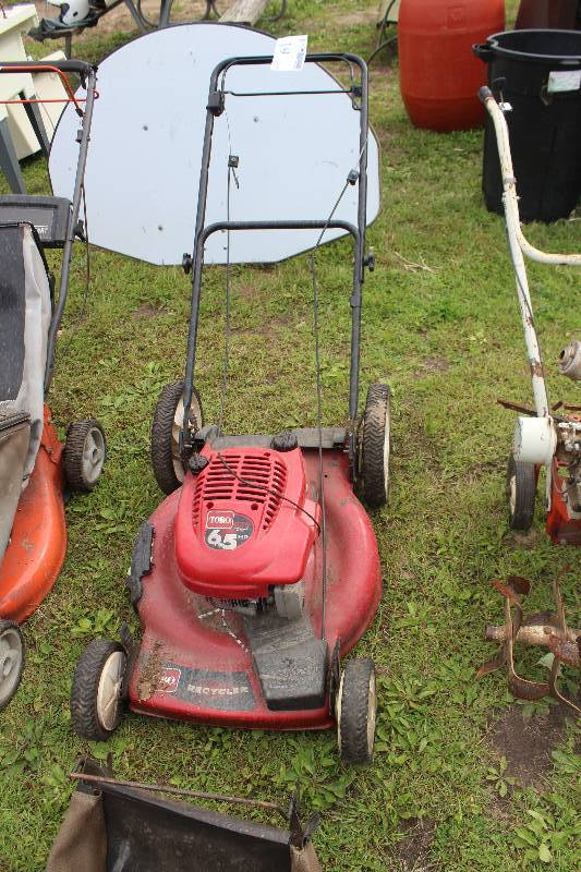 lot 19 image: Toro 6.5hp Push Lawn Mower w Collection Bag