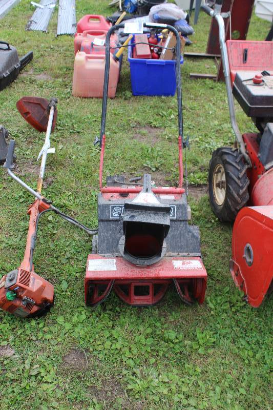lot 18 image: Snapper Snowblower