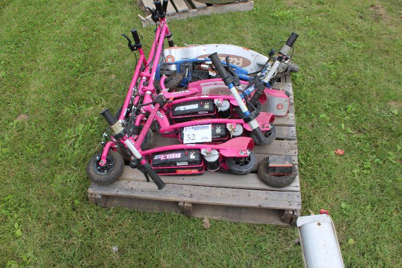 lot 52 image: Pallet Lot of Razor Scooters For Parts