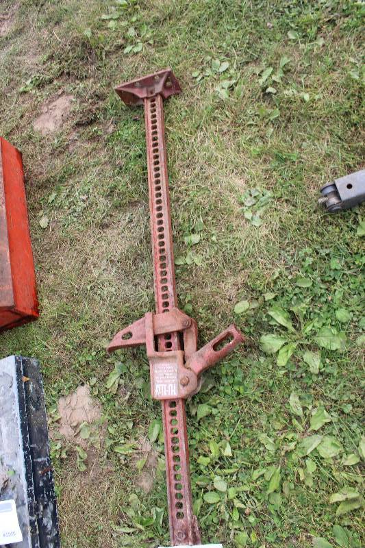 lot 64 image: Hi-Lift 7000 lbs. Transmission Jack