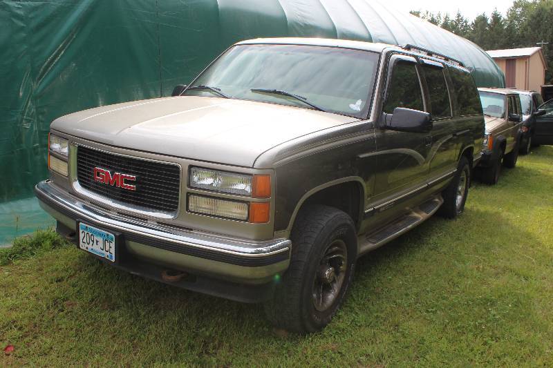 lot 1 image: 1999 GMC Suburban SL K1500 4-Door Truck