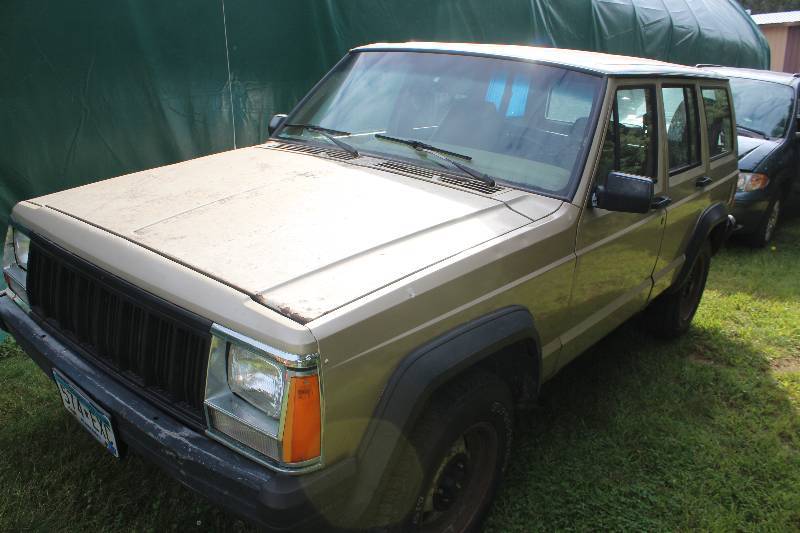 lot 2 image: 1994 Jeep Cherokee SE 4-Door Truck