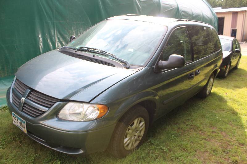 lot 3 image: 2005 Dodge Caravan Minivan 4-Door Extended Cab Van