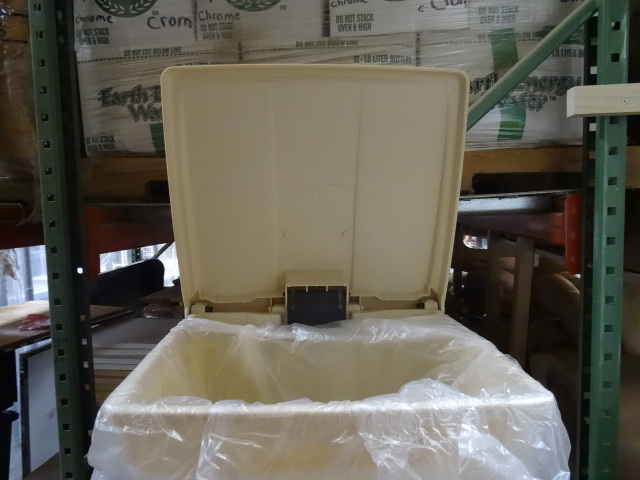 Rubbermaid Trash Can With Foot Operated Lid