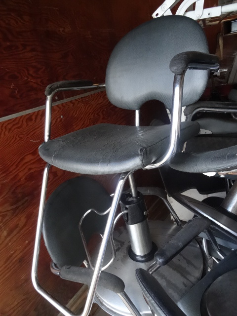 6 Salon Chairs. Adjustable Height