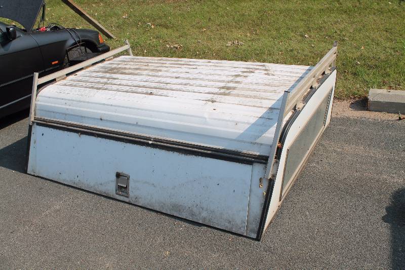 lot 18 image: Truck Bed Cap
