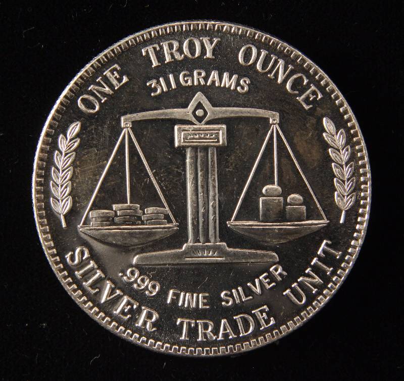 lot 07 image: 1 TROY OZ. .999 FINE SILVER TRADE UNIT 1982 MORGAN DESIGN