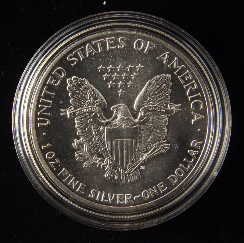 lot 32 image: 1989 AMERICAN SILVER EAGLE 1 TROY OZ. .999 FINE SILVER IN AIRTITE
