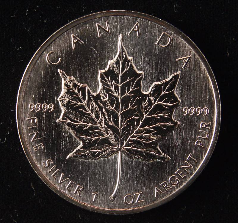lot 35 image: 1990 CANADA MAPLE LEAF 1 TROY OZ. .9999 FINE SILVER