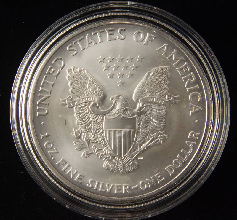 lot 40 image: 2003 AMERICAN SILVER EAGLE 1 TROY OZ. .999 FINE SILVER DOLLAR IN AIRTIGHT