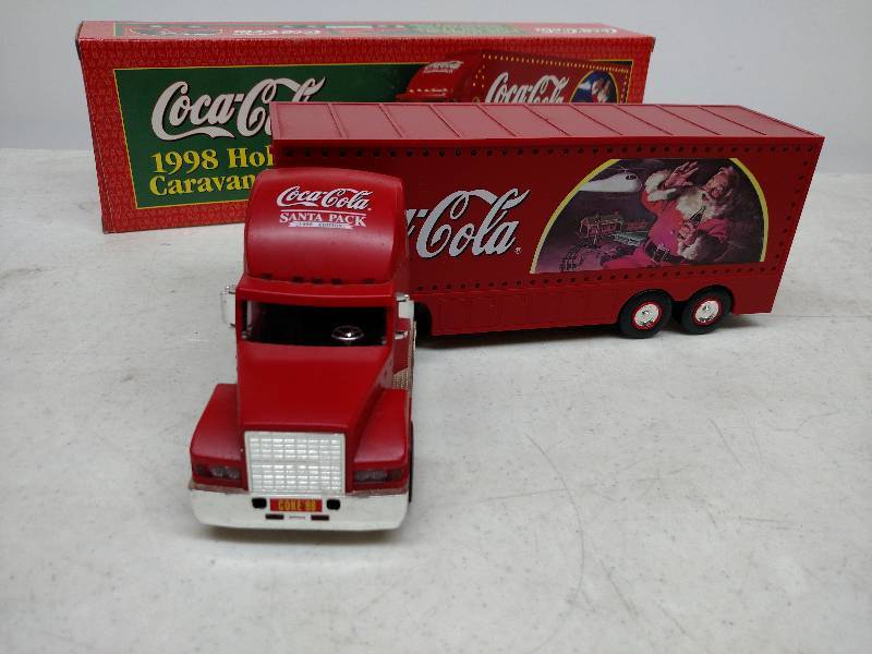lot 327 image: Coca-Cola 1998 Holiday Lighted Truc...