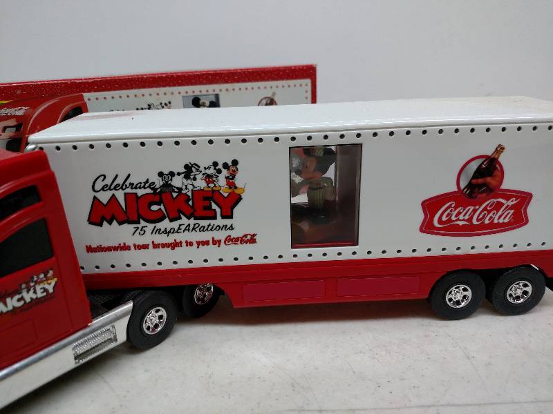 lot 330 image: Coca-Cola 2004 Holiday Lighted Truc...