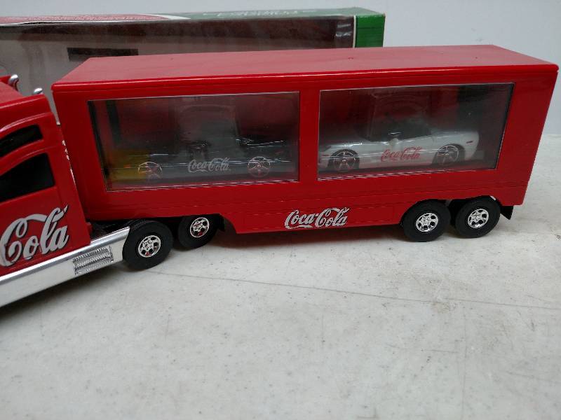 lot 334 image: Coca-Cola 2002 Holiday Lighted Truc...