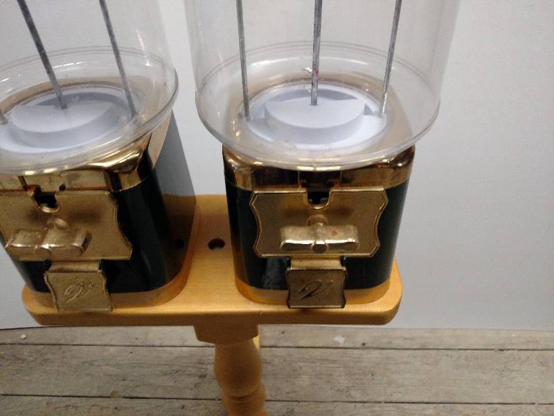 lot 516 image: (2) Gumball Vending Machines, 25 Ce...