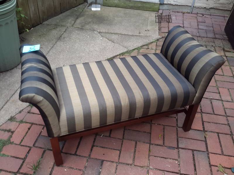Very nice Sofa Bench.. Very good Shape