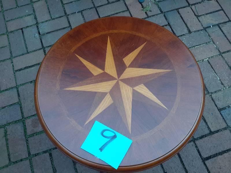 Round end table with wood inlay design