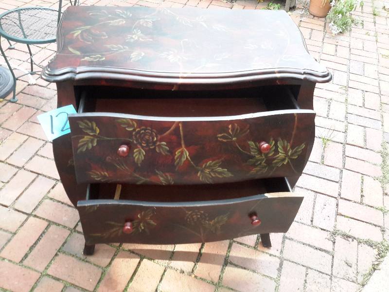 Nice painted design cabinet.. 2 drawer� Excellent Shape