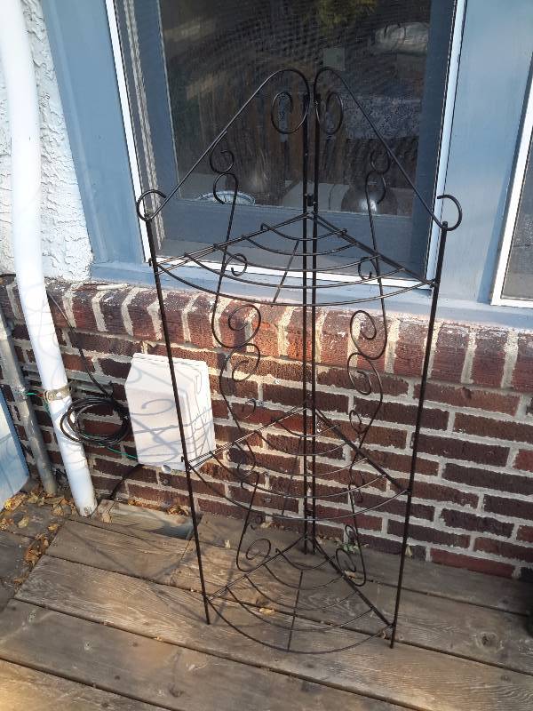 Metal Wire Plant holder corner shelf Popcorn can, Plastic Containers