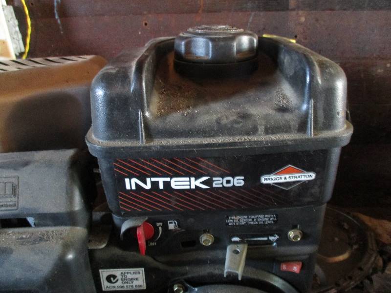 lot 10 image: 5.5 HP Intek 206 Briggs and Stratton