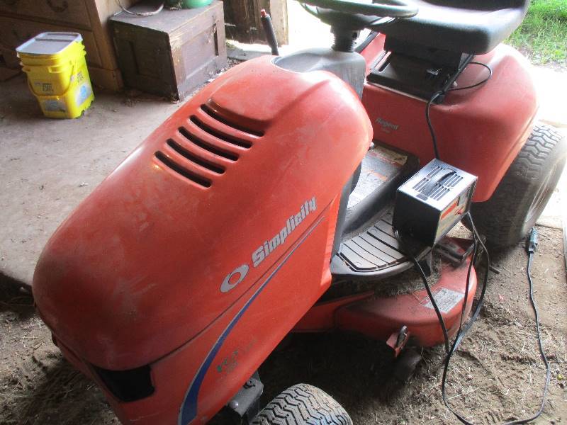 lot 6 image: Simplicity Riding Lawn Mower