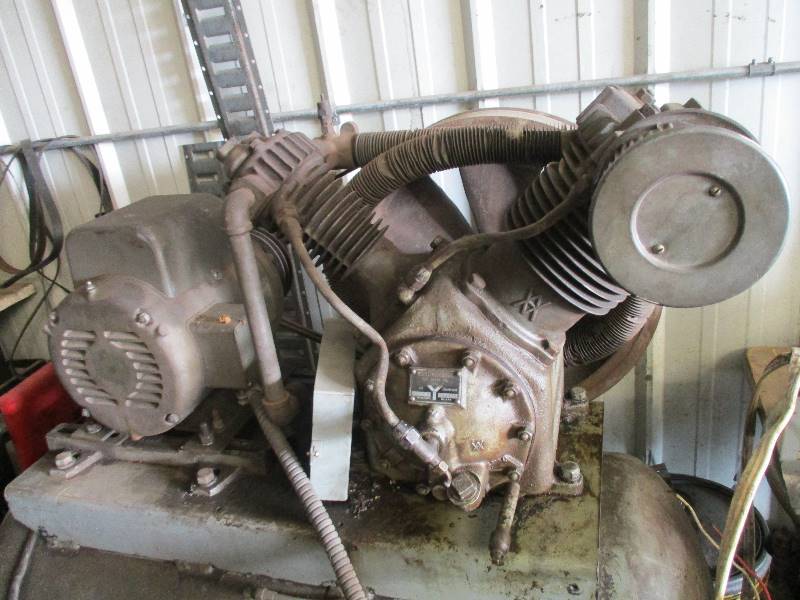 lot 8 image: Air Compressor