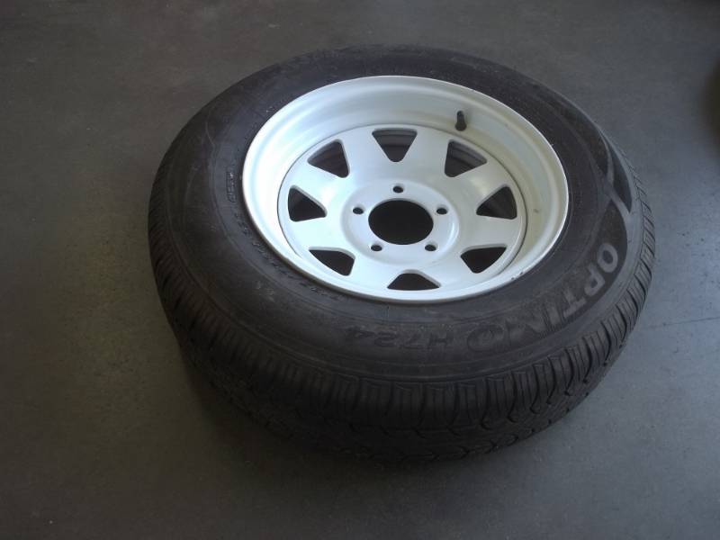 lot 23 image: Hancock Optimo H724 trailer tire.  P18575R14, 89S.  Consignor said less than 300 miles on tire