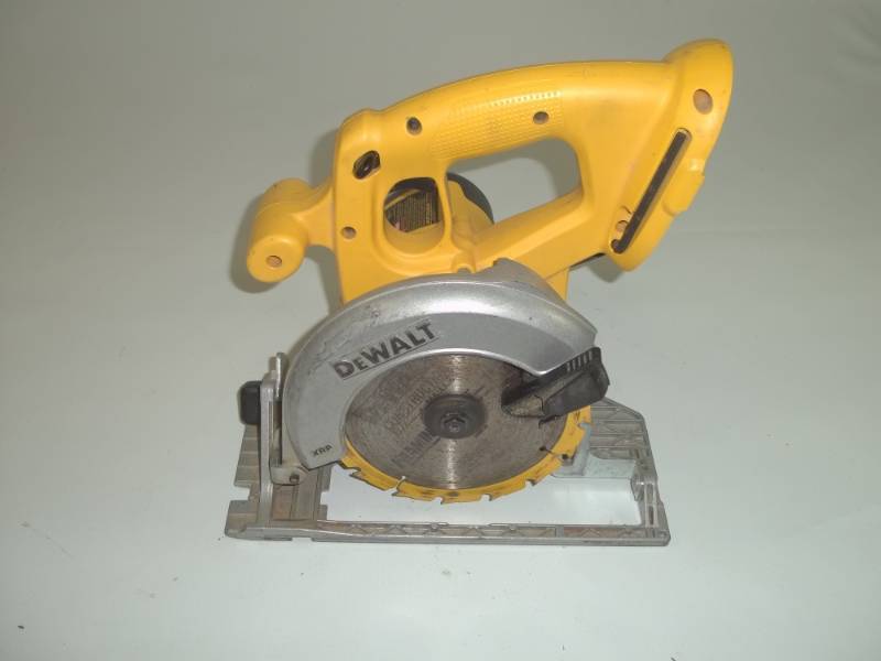 lot 27 image: Dewalt 18 volt model DC390 circular saw