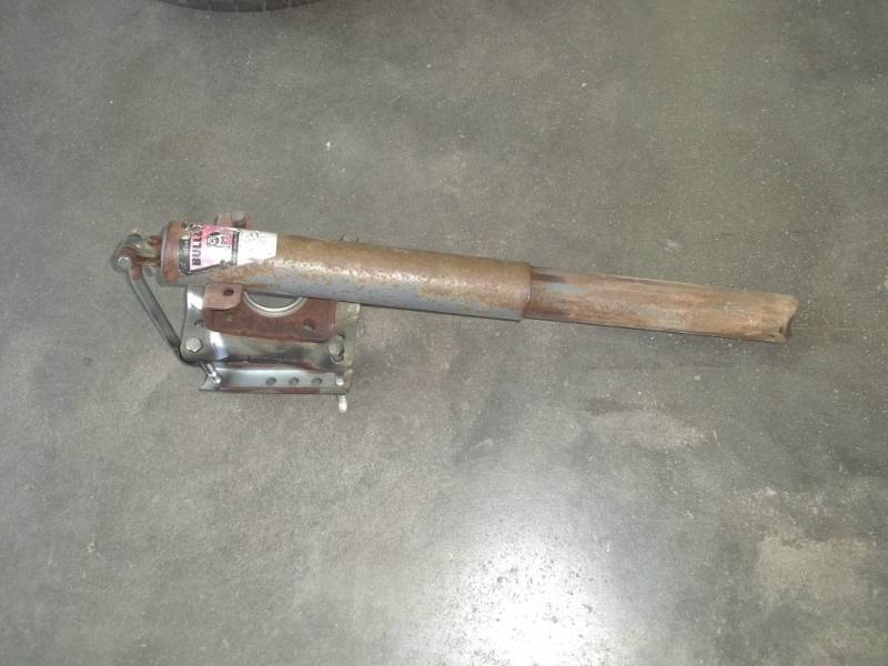 lot 33 image: Bulldog heavy duty tongue jack. Consignor states Works well.  24 long with brackets
