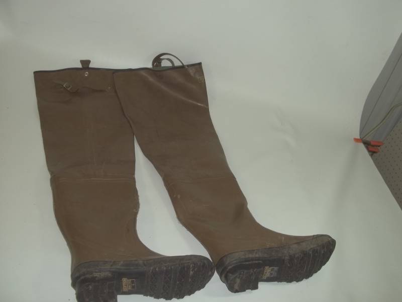 lot 37 image: Hip Boots Size 9