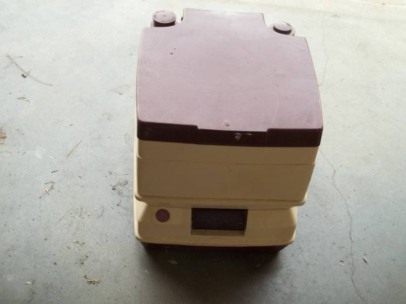 lot 43 image: Small Porta Potty