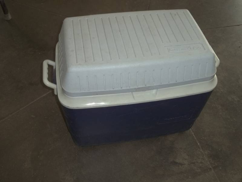 lot 49 image: Rubbermaid Cooler