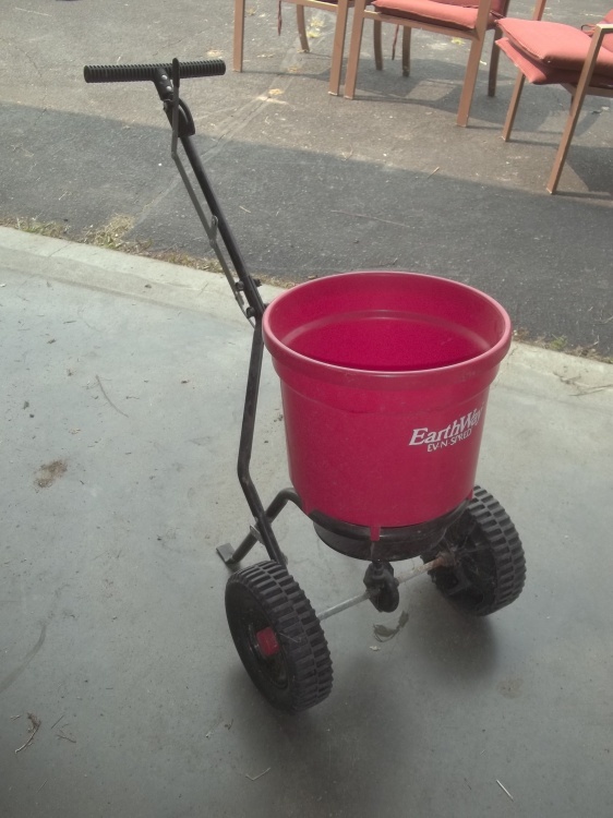 lot 52 image: Grass Spreader