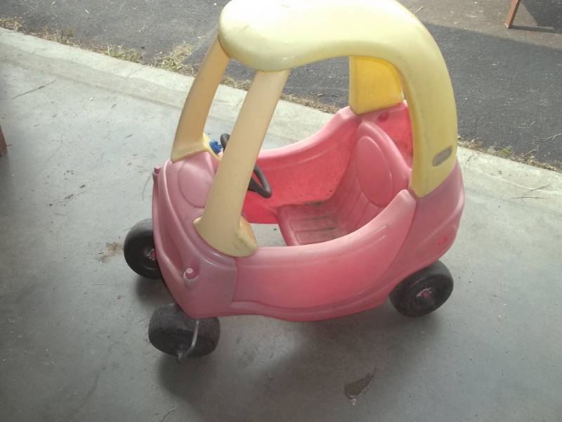 lot 55 image: Little Tykes Car