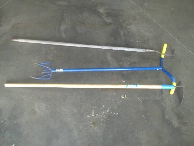 lot 74 image: Garden Tools